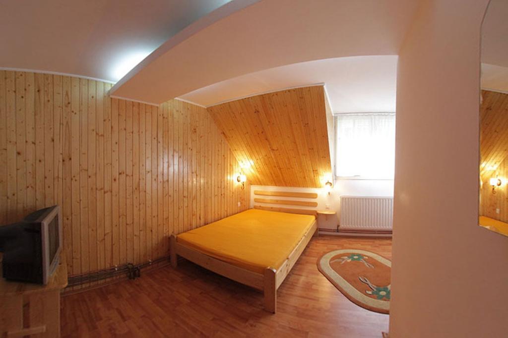 Pensiunea Flori De Camp Vatra Dornei Room photo