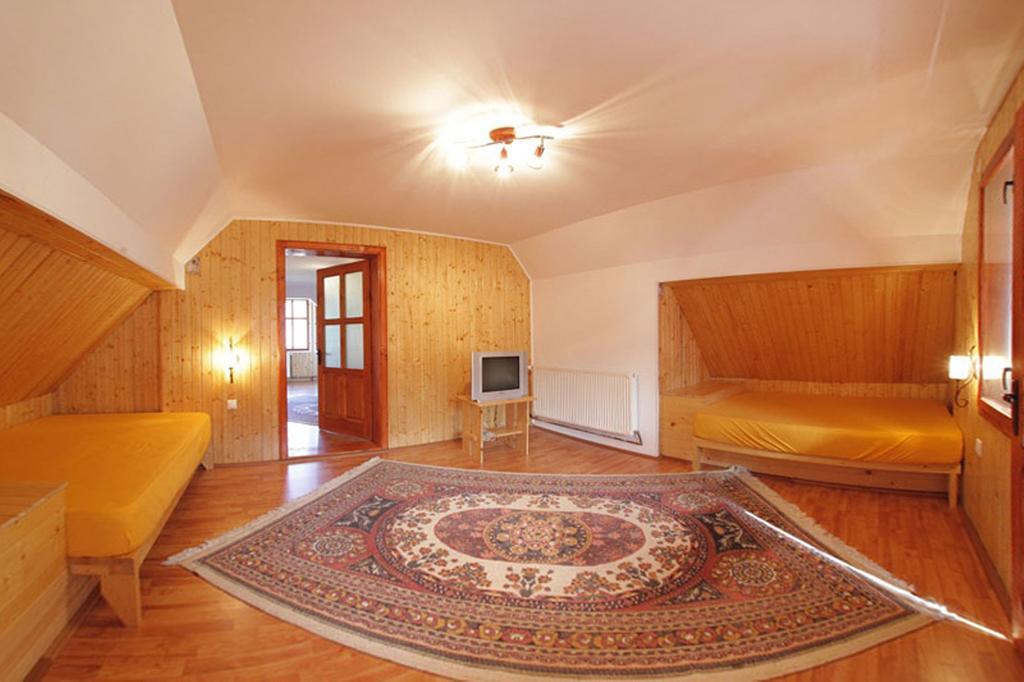 Pensiunea Flori De Camp Vatra Dornei Room photo